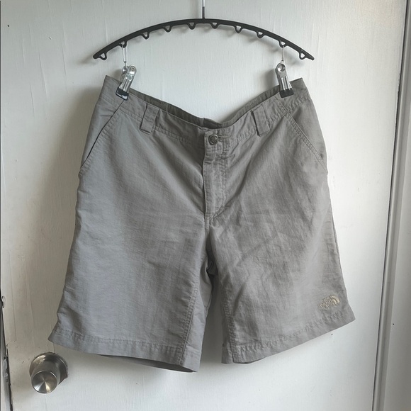 The North Face Men's Light Gray Flat Front Shorts Size 6 - Picture 1 of 7